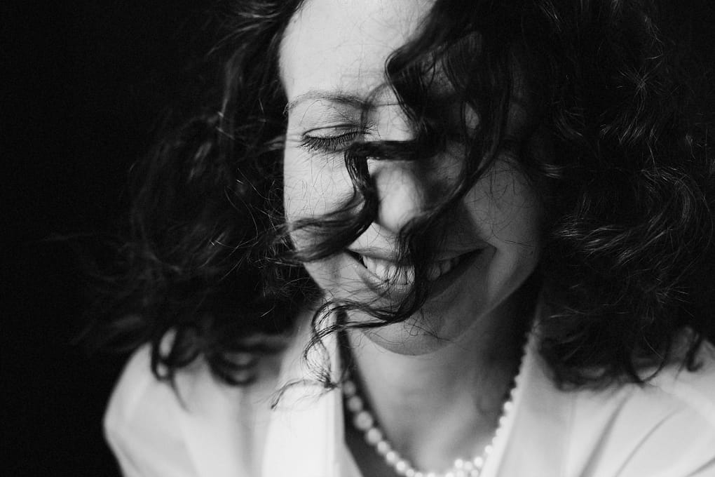 femeie cu parul în vânt râzând fotografie alb negru alina Botica RawYou Diana Cosmin Finesociety