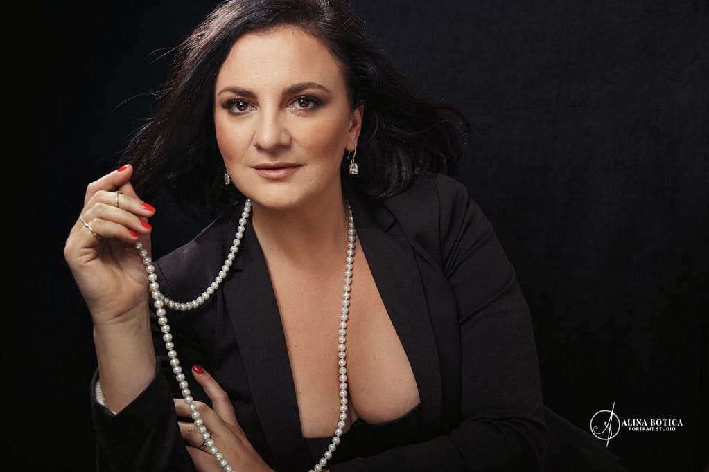 Roxana Domnica portret glamour cu perle si sacou de fotograf portret Alina Botica
